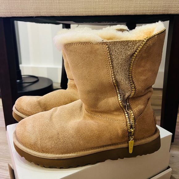 UGG Shoes - Women's UGG Boots Classic Zip Chestnut Sheepskin US Size 7 Winter Rain